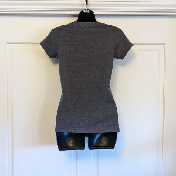 Classic Women's Official Knicks V-Neck T-shirt with Patch Lettering, Size Small - Picture 6 of 6